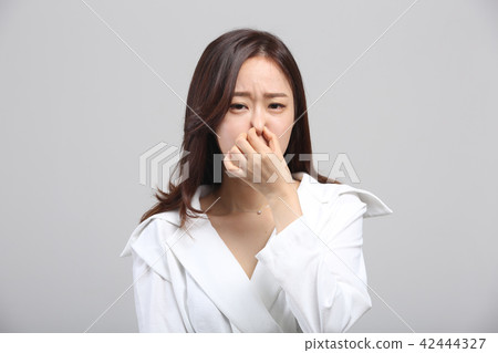 東方的年輕女子,美容的面部表情,細塵,氣味,冷,臭,鼻子冷 東方的年輕女子,美容的面部表情,細塵,氣味,冷,臭,鼻子冷 42444327