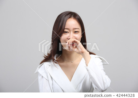 東方的年輕女子，美容的面部表情，細塵，氣味，冷，臭，鼻子冷 42444328