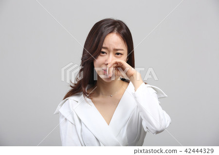 東方的年輕女子，美容的面部表情，細塵，氣味，冷，臭，鼻子冷 42444329