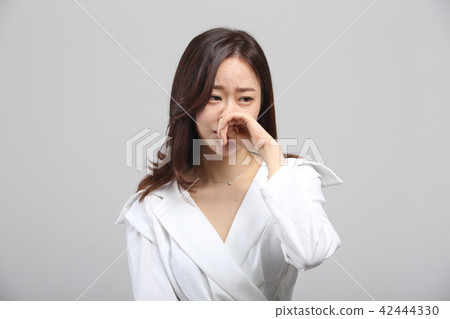 Oriental young woman, facial expressions of beauty, fine dust, smell, cold, stink, nose cold 42444330