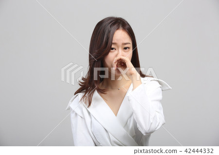 Oriental young woman, facial expressions of beauty, fine dust, smell, cold, stink, nose cold 42444332