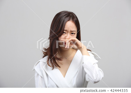 Oriental young woman, facial expressions of beauty, fine dust, smell, cold, stink, nose cold 42444335
