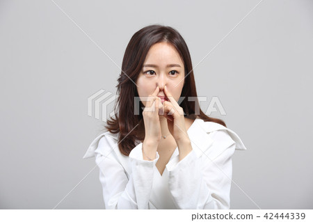 東方的年輕女子，美容的面部表情，細塵，氣味，冷，臭，鼻子冷 42444339