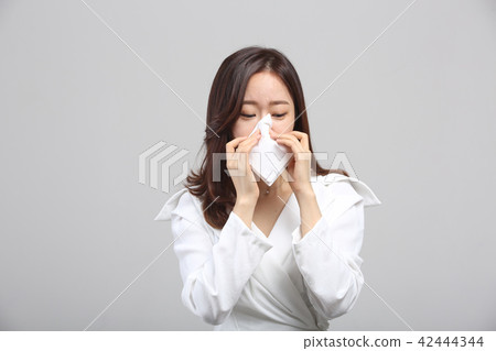Oriental young woman, facial expressions of beauty, fine dust, smell, cold, stink, nose cold Oriental young woman, facial expressions of beauty, fine dust, smell, cold, stink, nose cold 42444344