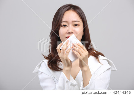 Oriental young woman, facial expressions of beauty, fine dust, smell, cold, stink, nose cold Oriental young woman, facial expressions of beauty, fine dust, smell, cold, stink, nose cold 42444346