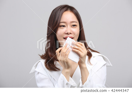 東方的年輕女子，美容的面部表情，細塵，氣味，冷，臭，鼻子冷 42444347