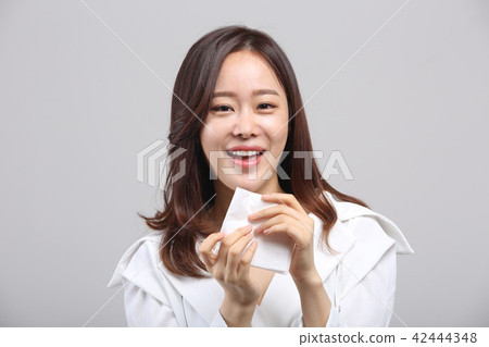 Oriental young woman, facial expressions of beauty, fine dust, smell, cold, stink, nose cold Oriental young woman, facial expressions of beauty, fine dust, smell, cold, stink, nose cold 42444348