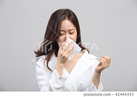 東方的年輕女子,美容的面部表情,細塵,氣味,冷,臭,鼻子冷 東方的年輕女子,美容的面部表情,細塵,氣味,冷,臭,鼻子冷 42444355