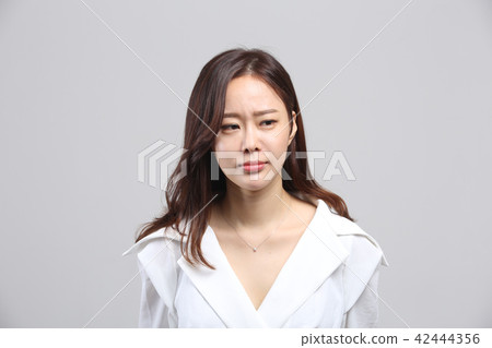 Oriental young woman, facial expressions of beauty, fine dust, smell, cold, stink, nose cold Oriental young woman, facial expressions of beauty, fine dust, smell, cold, stink, nose cold 42444356