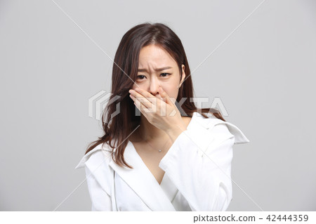 東方的年輕女子,美容的面部表情,細塵,氣味,冷,臭,鼻子冷 東方的年輕女子,美容的面部表情,細塵,氣味,冷,臭,鼻子冷 42444359