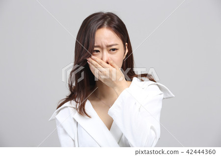 東方的年輕女子,美容的面部表情,細塵,氣味,冷,臭,鼻子冷 東方的年輕女子,美容的面部表情,細塵,氣味,冷,臭,鼻子冷 42444360