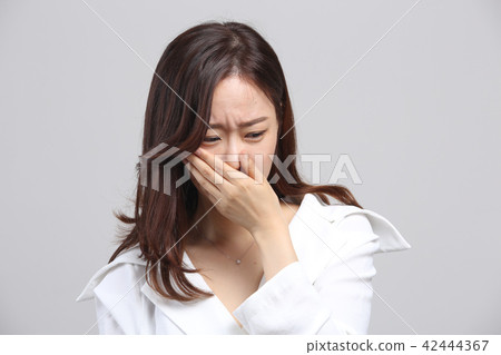 Oriental young woman, facial expressions of beauty, fine dust, smell, cold, stink, nose cold 42444367