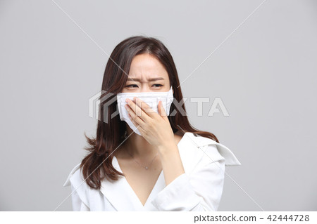 東方的年輕女子，美容面部表情，細塵，氣味，氣味，面膜，鼻子冷 42444728