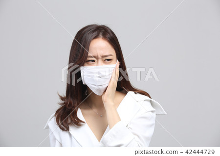 東方的年輕女子，美容面部表情，細塵，氣味，氣味，面膜，鼻子冷 42444729