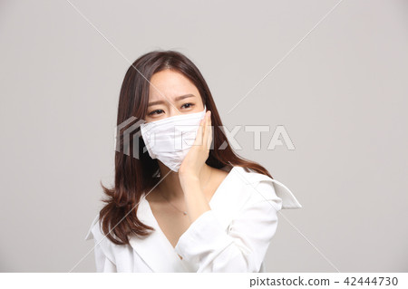 東方的年輕女子，美容面部表情，細塵，氣味，氣味，面膜，鼻子冷 42444730