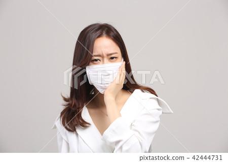 Oriental young woman, beauty facial expression, fine dust, smell, odor, mask, nose cold 42444731
