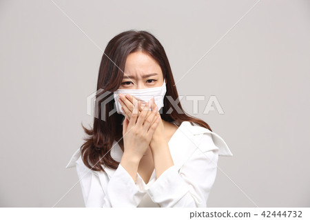 東方的年輕女子，美容面部表情，細塵，氣味，氣味，面膜，鼻子冷 42444732