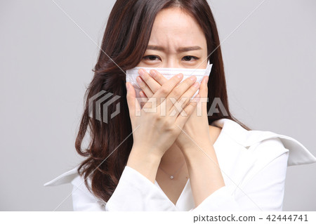 동양인 젊은여자, 미녀의 얼굴표정,미세먼지 ,냄새,악취,마스크,코감기 - 스톡사진 [42444741] - Pixta