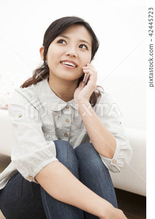 打與智能手機的婦女電話 42445723