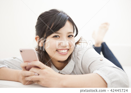 拿著智能手機的微笑的婦女 42445724