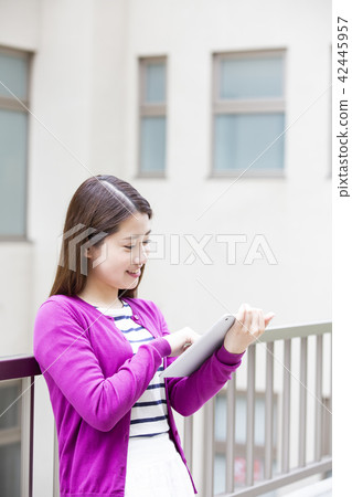 操作平板電腦的日本女性 42445957