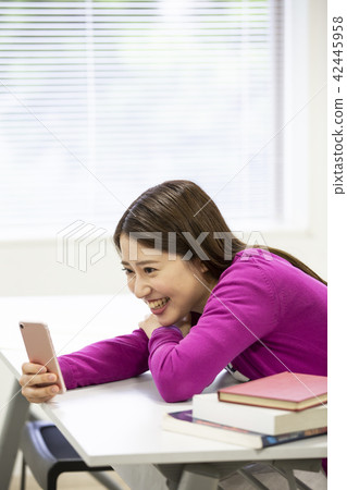 操作智能手機的日本婦女 42445958