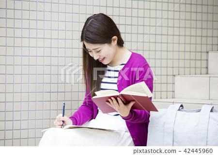 一個日本女人在學習 42445960