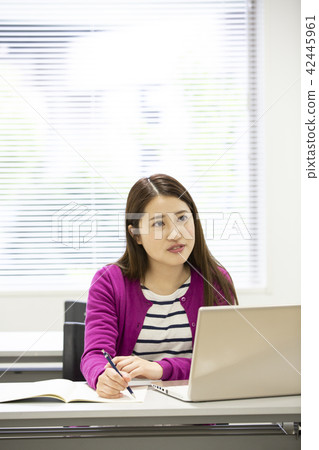 以前研究過PC的日本女性 42445961