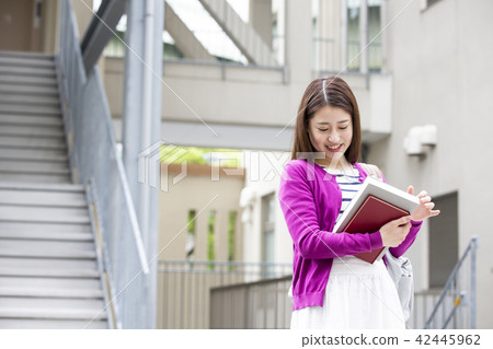 走與書的日本婦女 42445962