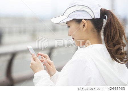 操作智能手機的日本婦女 42445963