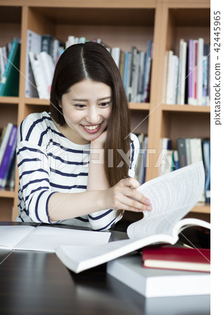 在圖書館學習的日本婦女 42445965