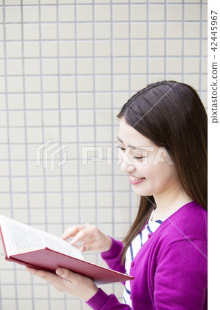 Japanese women reading Japanese women reading 42445967