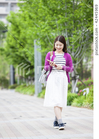 走與書的日本婦女 42445969