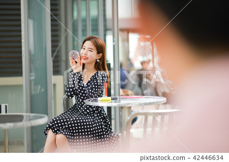年輕女子，化妝，口紅，手鏡 42446634