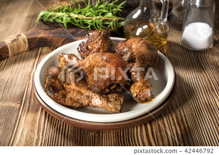 Raw marinated chicken drumsticks. 42446792