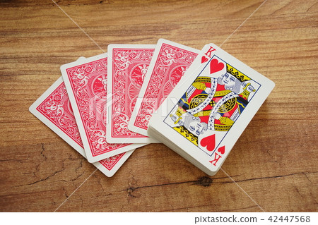 Red trump card heart King 42447568