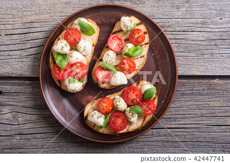 sandwich with mozzarella and cherry tomatoes 42447741