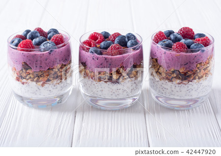 Chia yogurt with granola 42447920