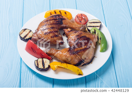 Grilled chicken legs with vegetables 42448129