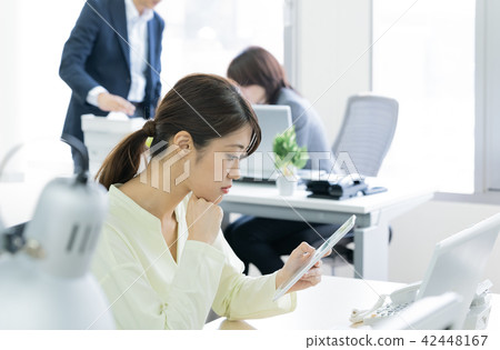 Business woman heading to PC Business woman heading to PC 42448167