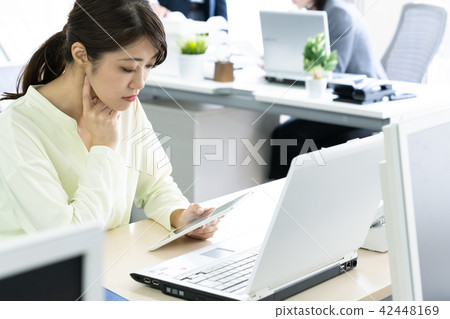 前往個人電腦的女商人 前往個人電腦的女商人 42448169