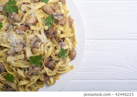 Pasta tagliatelle with chicken meat and mushroom Pasta tagliatelle with chicken meat and mushroom 42448225