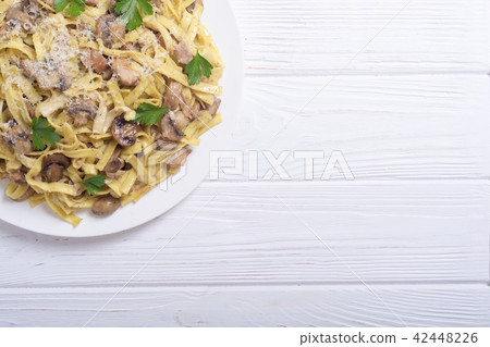 Pasta tagliatelle with chicken meat and mushroom Pasta tagliatelle with chicken meat and mushroom 42448226