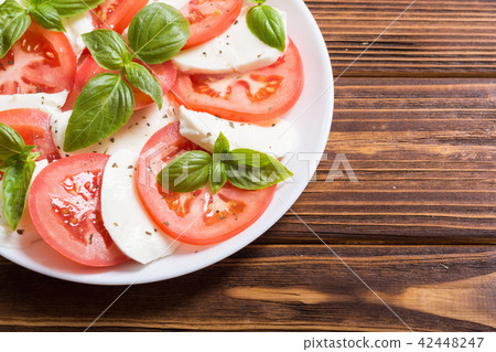Caprese salad with mozzarella 42448247