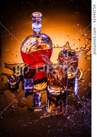 Decanter and two glasses with whisky and ice 42449754