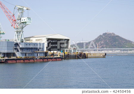 Shipyard and Cherry Blossom Mountain Shipyard and Cherry Blossom Mountain 42450456