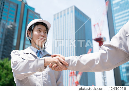 A businessman shaking hands 42450936