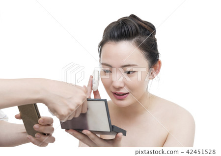 粉撲年輕女士的美女形象 42451528