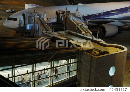 People getting off the plane 42451817