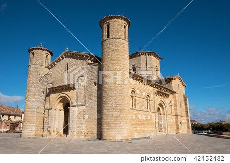 Famous romanesque church in Fromista, Palencia. 42452482